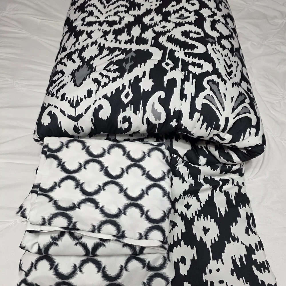 Elegant Black and White Patterned Twin Size Comforter Set.  Like New Condition